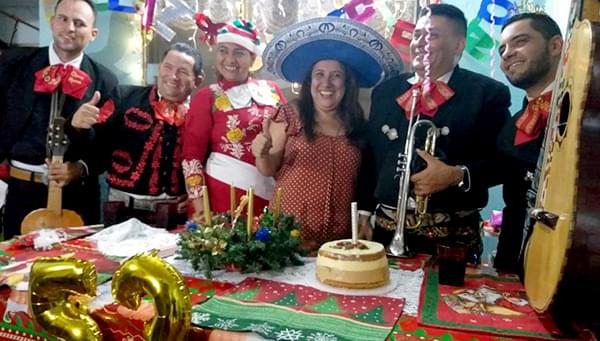 mariachis con trajes blancos en cucuta